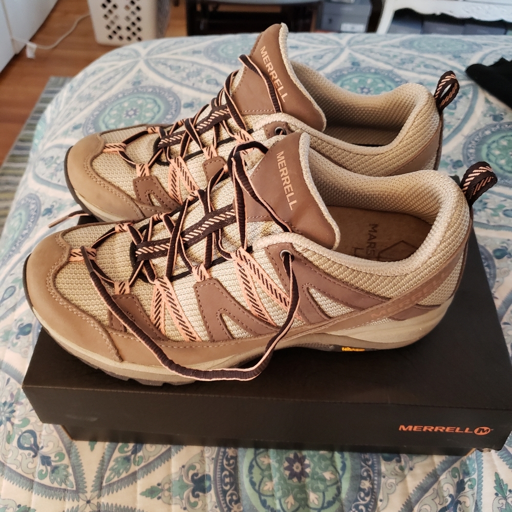 Size 9 womens Merrell Siren Sport 3 in Moonrock/Peach